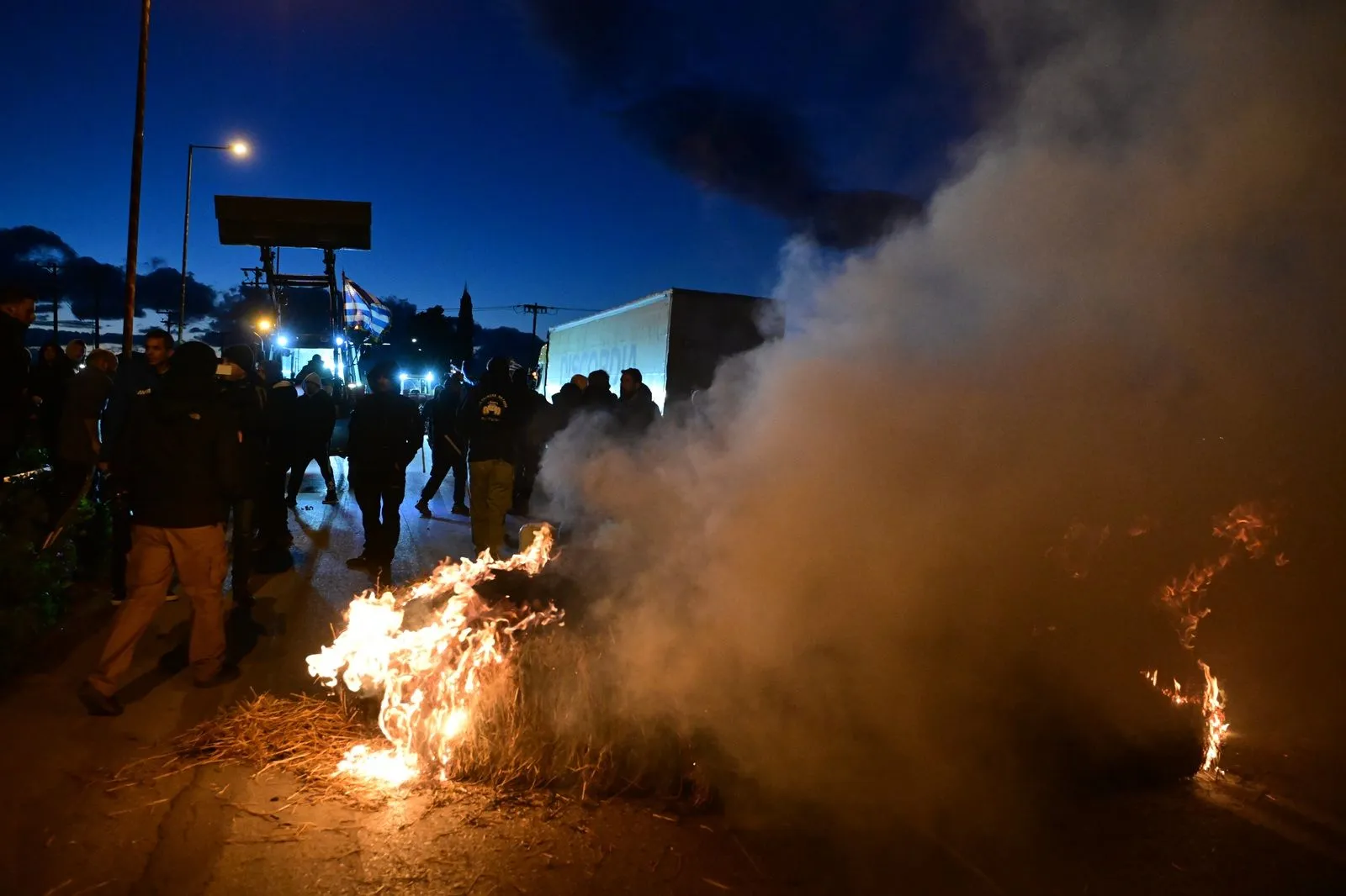 “Ναι” στον διάλογο λένε οι αγρότες - Ένταση στο μπλόκο της Θήβας