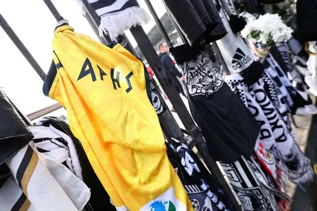 ΠΑΟΚ: Αντιπροσωπεία του Άρη στην Τούμπα – Λουλούδια στη μνήμη των θυμάτων