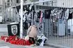 Λουλούδια και κεριά στο γήπεδο του ΠΑΟΚ στην Τούμπα