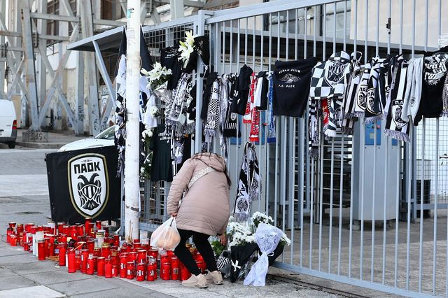 Λουλούδια και κεριά στο γήπεδο του ΠΑΟΚ στην Τούμπα