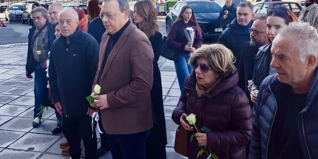 Στο γήπεδο του ΠΑΟΚ ο Σωκράτης Φάμελλος – Άφησε λευκό τριαντάφυλλο