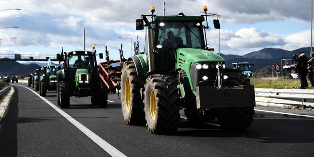 Αγροτικό μπλόκο της ΠΑΘΕ στις σύραγγες των Τεμπών