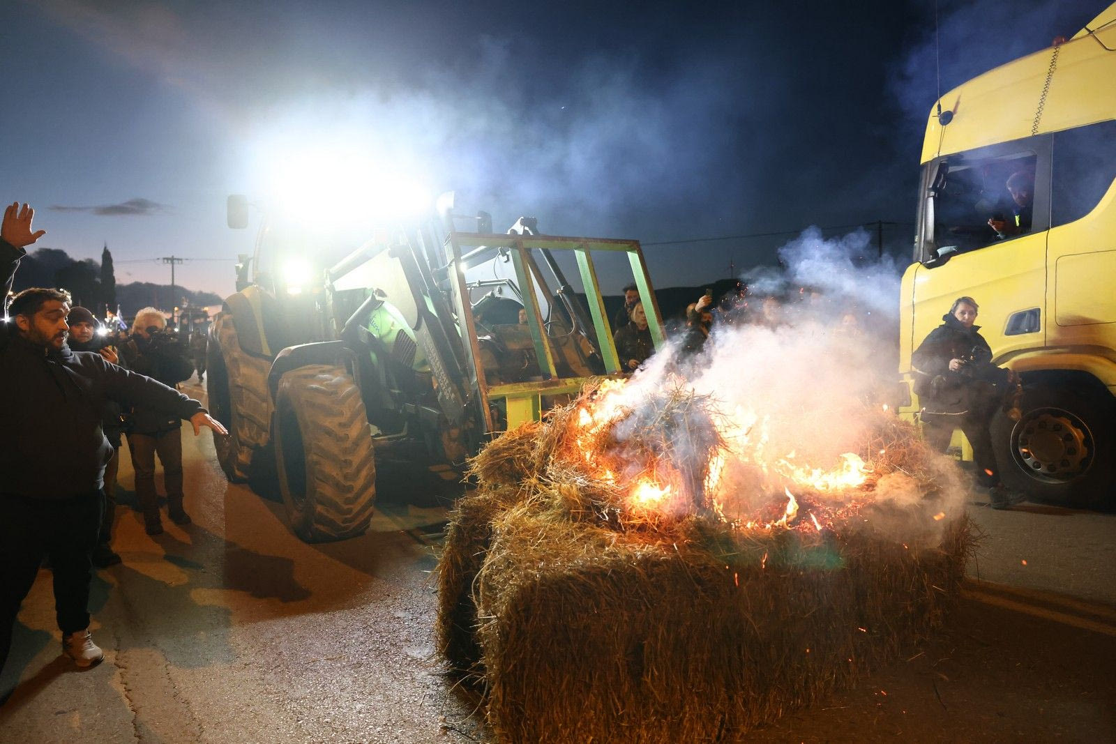 Ένταση στο αγροτικό μπλόκο της Θήβας