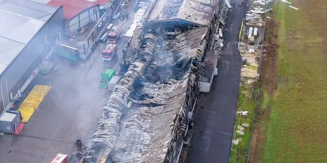 Η επόμενη ημέρα της πυρκαγιάς στην βιομηχανία μπισκότων "Βιολάντα" στα Τρίκαλα