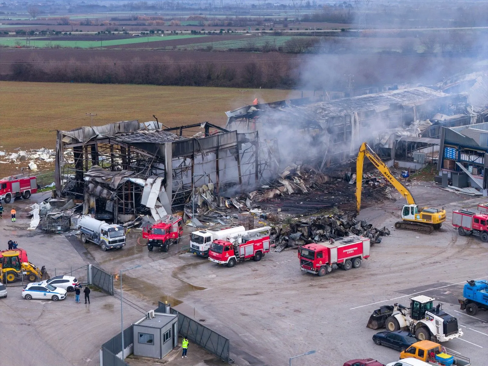 Η επόμενη ημέρα της πυρκαγιάς στην βιομηχανία μπισκότων "Βιολάντα" στα Τρίκαλα