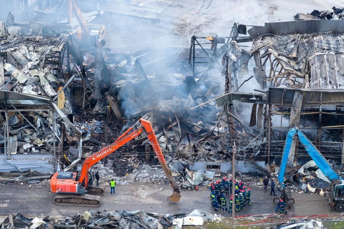 Η επόμενη ημέρα της πυρκαγιάς στην βιομηχανία μπισκότων "Βιολάντα" στα Τρίκαλα