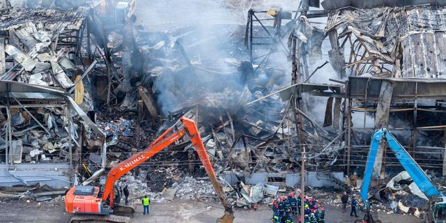 Η επόμενη ημέρα της πυρκαγιάς στην βιομηχανία μπισκότων "Βιολάντα" στα Τρίκαλα