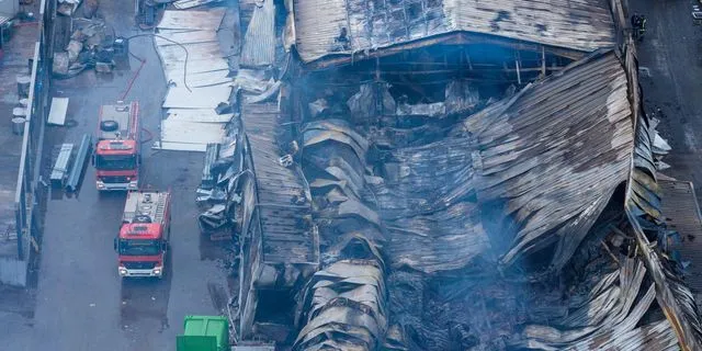 Η επόμενη ημέρα της πυρκαγιάς στην βιομηχανία μπισκότων "Βιολάντα" στα Τρίκαλα