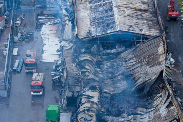 Η επόμενη ημέρα της πυρκαγιάς στην βιομηχανία μπισκότων "Βιολάντα" στα Τρίκαλα