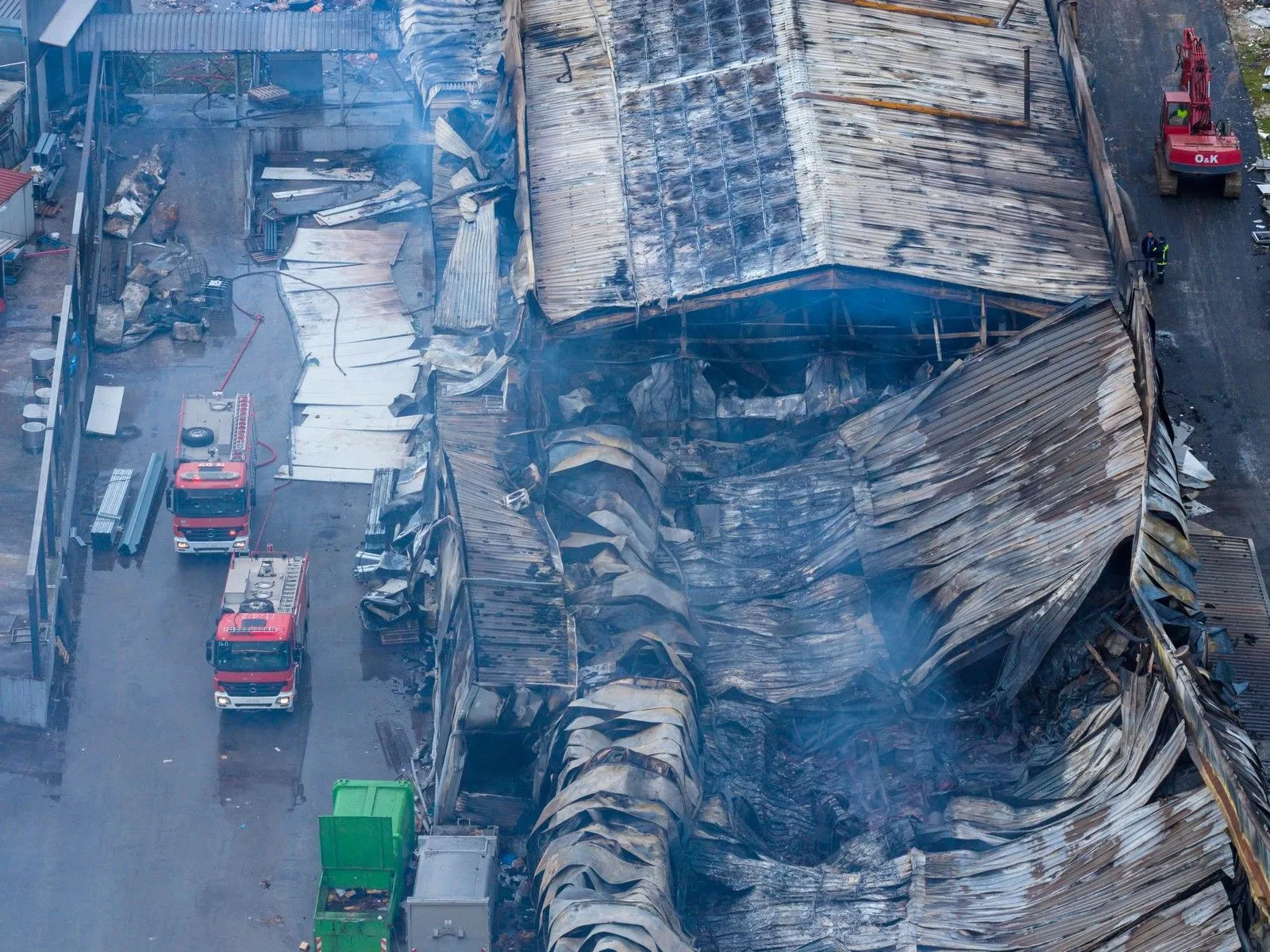 Η επόμενη ημέρα της πυρκαγιάς στην βιομηχανία μπισκότων "Βιολάντα" στα Τρίκαλα
