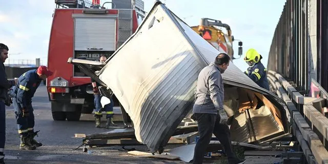 Σύγκρουση δύο φορτηγών στη Λ. Κηφισού – Νεκρός ένας 25χρονος