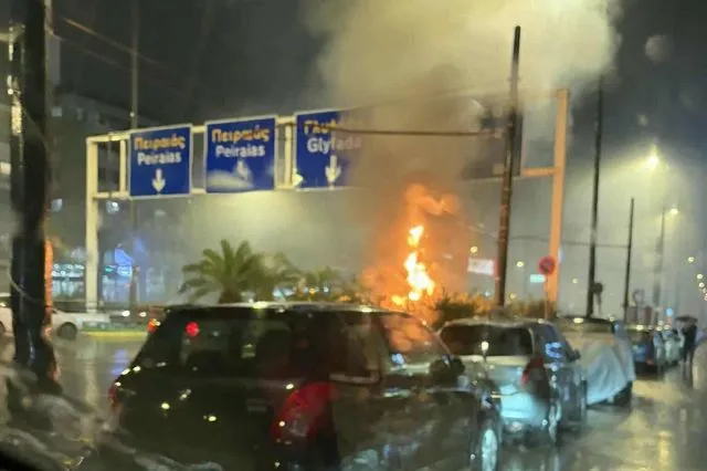 Ανάφλεξη σε όχημα στη λεωφόρο Συγγρού – Σώος ο οδηγός