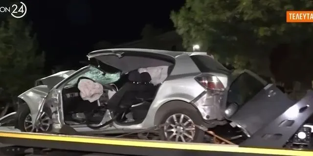 Σοβαρό τροχαίο στη Νέα Σμύρνη: ΙΧ καρφώθηκε σε κολώνα τραμ – Δύο τραυματίες