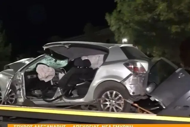 Σοβαρό τροχαίο στη Νέα Σμύρνη: ΙΧ καρφώθηκε σε κολώνα τραμ – Δύο τραυματίες