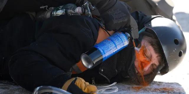 Ομοσπονδιακός πράκτορας ρίχνει σπρέι πιπεριού σε πολίτη, πατώντας τη στο έδαφος