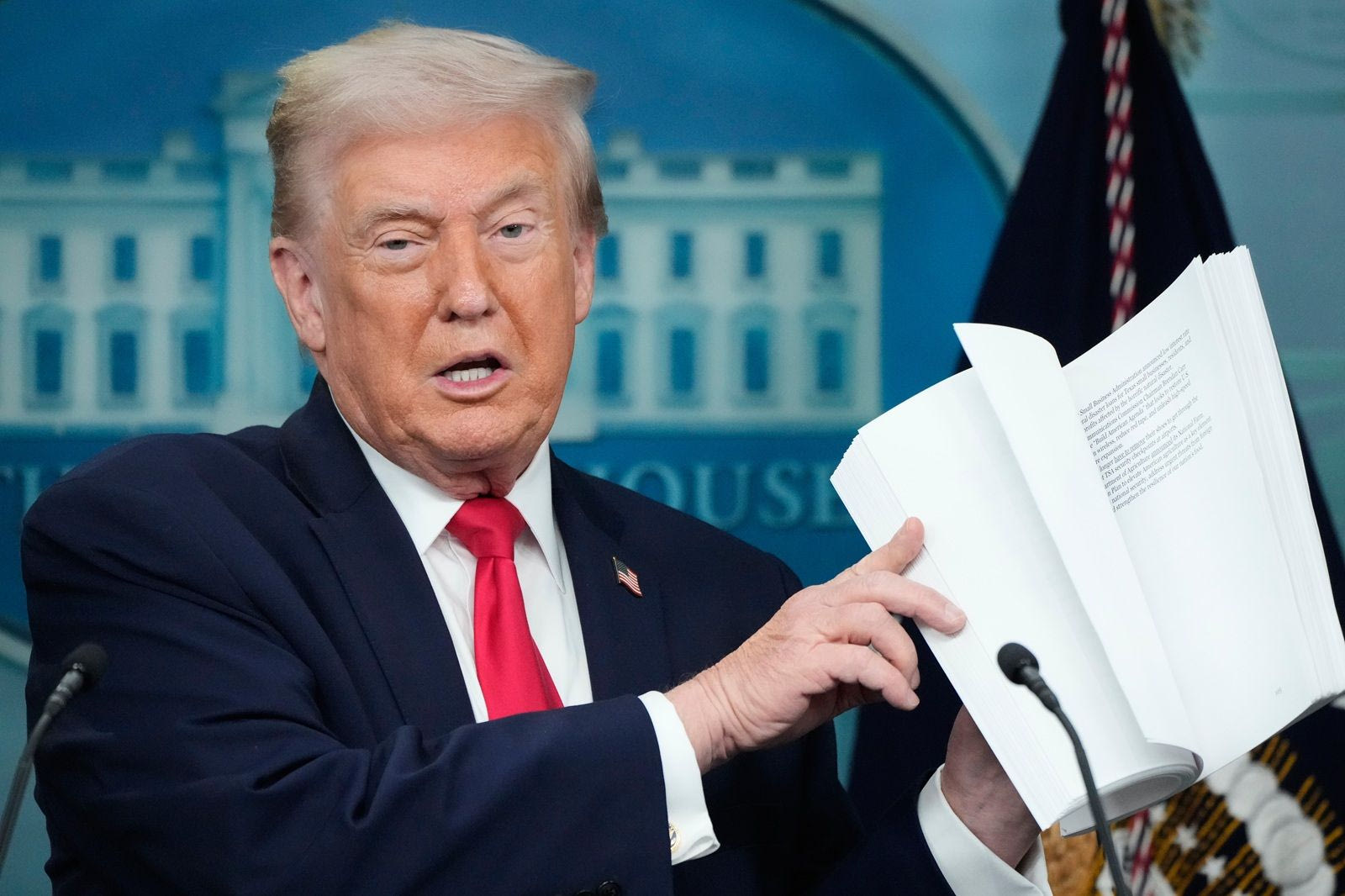 Παραληρηματική ομιλία Τραμπ για τον ένα χρόνο στην προεδρία των ΗΠΑ