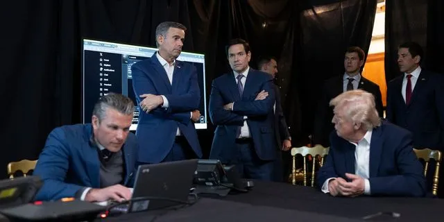 O πρόεδρος των ΗΠΑ Ντόναλντ Τραμπ συνομιλεί με τον Διευθυντή της CIA Τζον Ράτκλιφ και τον Υπουργό Εξωτερικών Μάρκο Ρούμπιο, ενώ ο Υπουργός Άμυνας Πιτ Χέγκσεθ παρακολουθεί την οθόνη ενός υπολογιστή, ελέγχοντας τις στρατιωτικές επιχειρήσεις των ΗΠΑ στη Βενεζουέλα