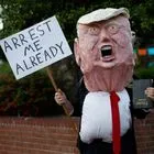 “Θα μας σκοτώσουν αν δεν αντισταθούμε” – Πώς το αφήγημα Τραμπ προσβάλλει τους νεκρούς