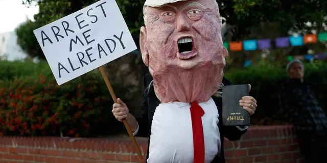 “Θα μας σκοτώσουν αν δεν αντισταθούμε” – Πώς το αφήγημα Τραμπ προσβάλλει τους νεκρούς