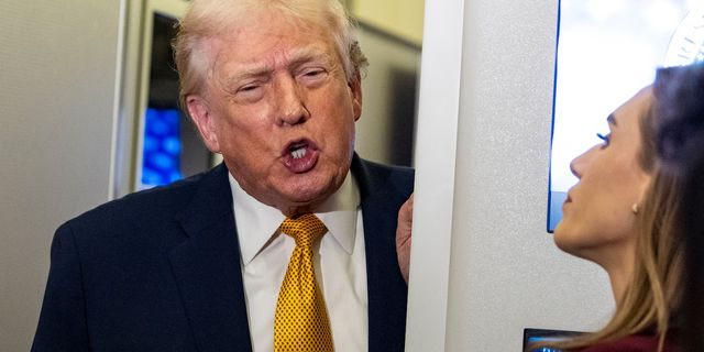 Ο Πρόεδρος των ΗΠΑ Ντόναλντ Τραμπ μιλάει με δημοσιογράφους κατά τη διάρκεια της πτήσης με το Air Force One, την Κυριακή 4 Ιανουαρίου 2026