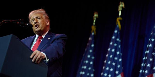 Ο Ντόναλντ Τραμπ μιλά στους Ρεπουμπλικάνους βουλευτές