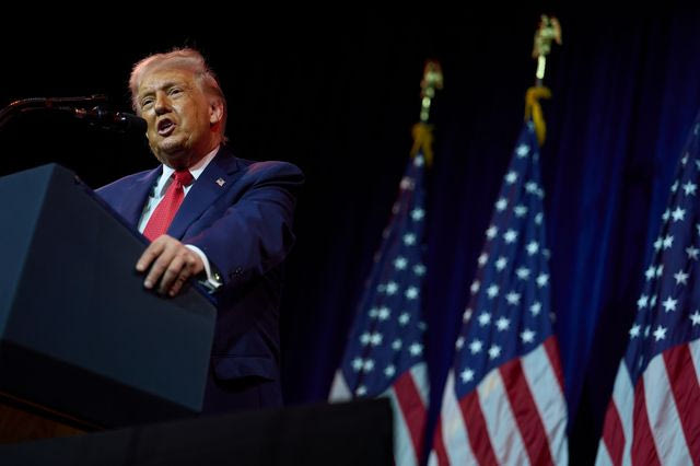 Ο Ντόναλντ Τραμπ μιλά στους Ρεπουμπλικάνους βουλευτές