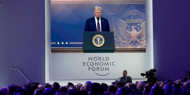 Η ΕΕ ελπίζει να κατεναύσει τον Τραμπ στο Νταβός