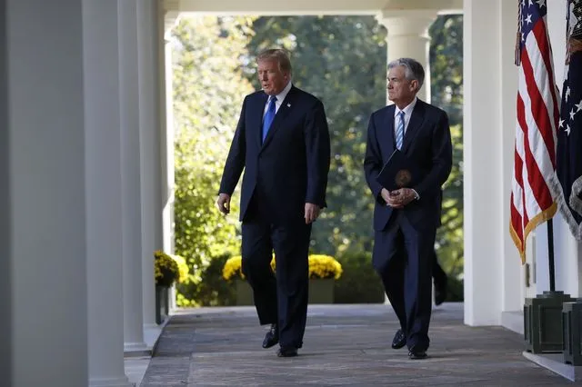 Ο Τζερόμ Πάουελ και ο Ντόναλντ Τραμπ