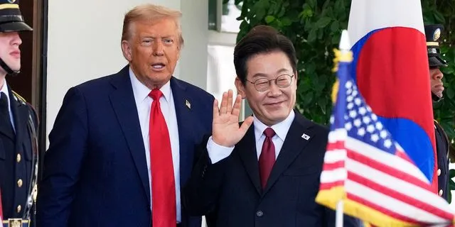 ΗΠΑ: Ο Τραμπ αυξάνει στο 25% τους δασμούς στην Νότια Κορέα