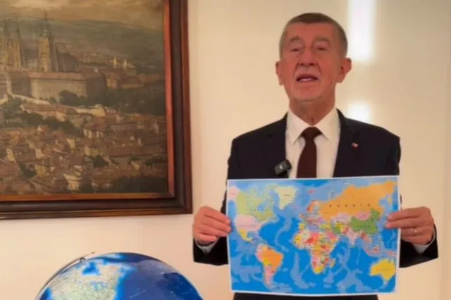 Viral ο Τσέχος πρωθυπουργός – Ξόδεψε 617€ σε υδρόγειο για να βρει τη Γροιλανδία