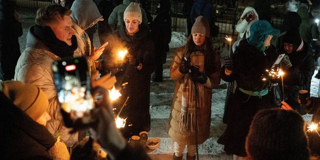 Άνθρωποι στην Ουκρανία προσπαθούν να ζεσταθούν