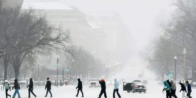 ΗΠΑ: Δύο νεκροί από την καταστροφική χιονοθύελλα – Ακυρώθηκαν 15.000 πτήσεις