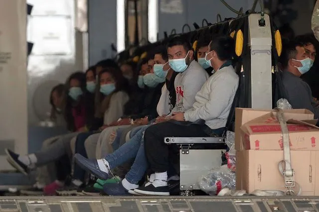 Οι ΗΠΑ αναστέλλουν την έκδοση βίζας για μετανάστες από 75 χώρες