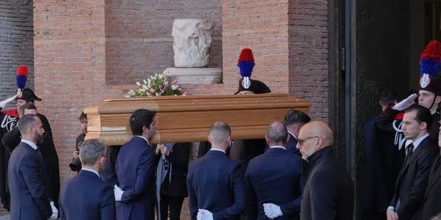 Το “τελευταίο αντίο” στον Valentino: Η μόδα αποχαιρετά τον κορυφαίο σχεδιαστή