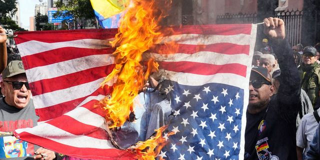 Υποστηρικτές του Μαδούρο στο Καράκας, καίνε την αμερικανική σημαία