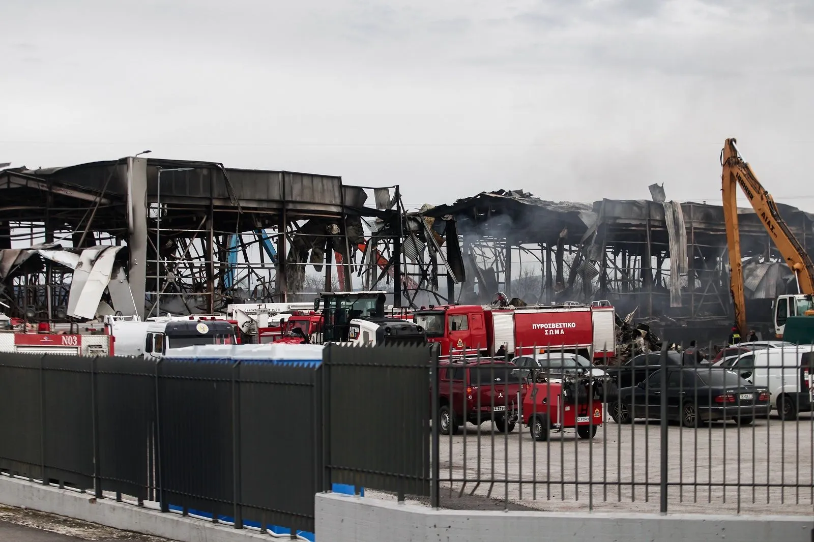 Η επόμενη ημέρα της πυρκαγιάς στην βιομηχανία μπισκότων "Βιολάντα" στα Τρίκαλα,