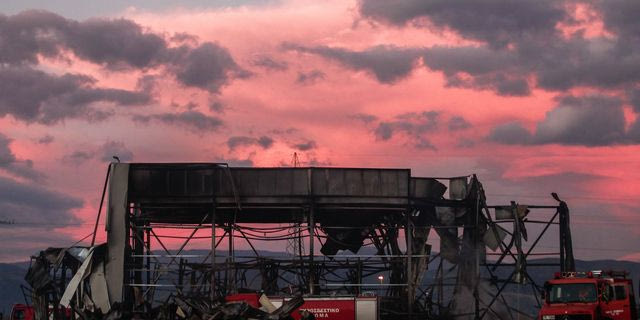 Η επόμενη ημέρα της πυρκαγιάς στην βιομηχανία μπισκότων "Βιολάντα" στα Τρίκαλα