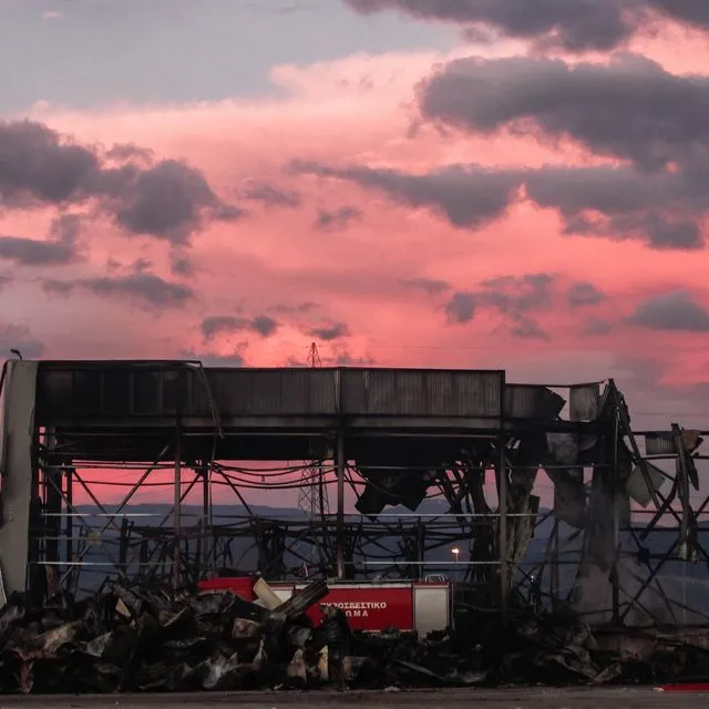 Η επόμενη ημέρα της πυρκαγιάς στην βιομηχανία μπισκότων "Βιολάντα" στα Τρίκαλα