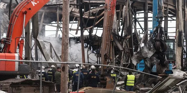 Η επόμενη ημέρα της πυρκαγιάς στην βιομηχανία μπισκότων "Βιολάντα" στα Τρίκαλα,