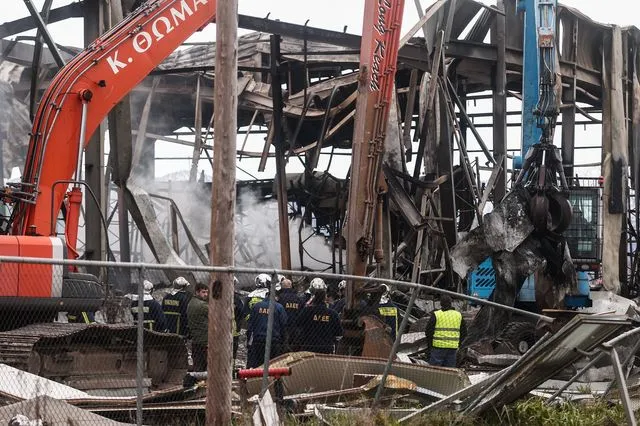 Η επόμενη ημέρα της πυρκαγιάς στην βιομηχανία μπισκότων "Βιολάντα" στα Τρίκαλα,