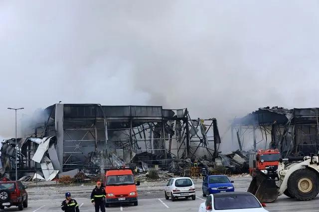 Τρίκαλα: Νεκρές τέσσερις εργαζόμενες από τη φωτιά – Κόπηκε στη μέση το εργοστάσιο