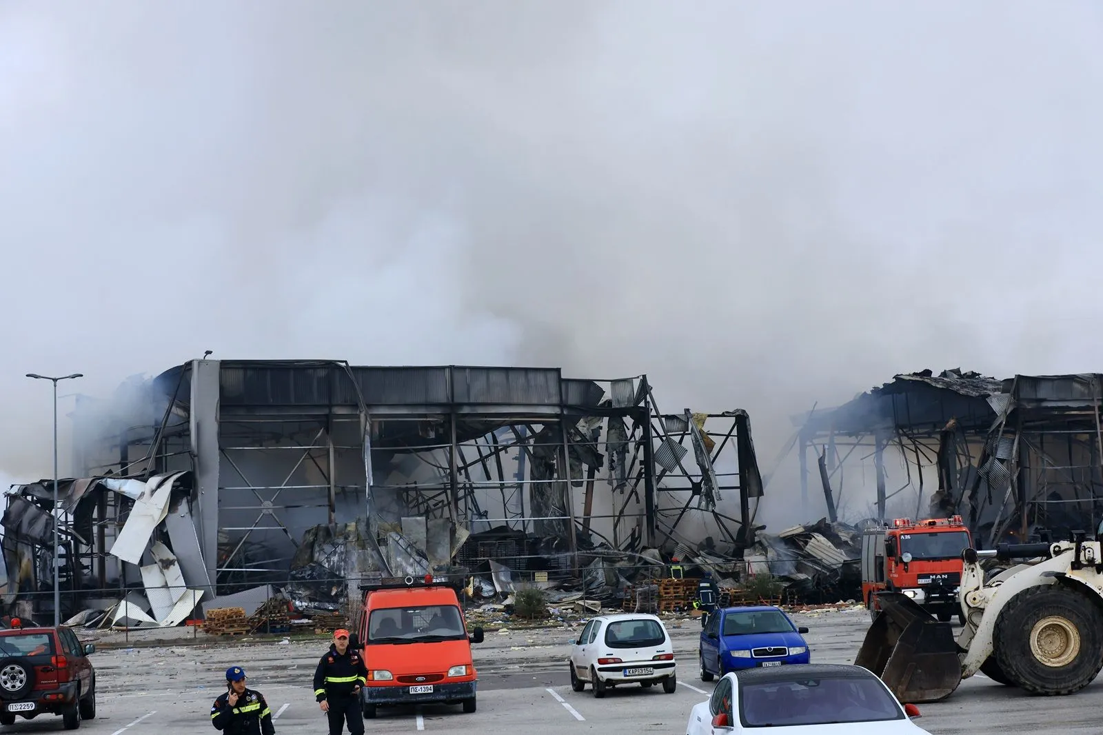Τρίκαλα: Νεκρές τέσσερις εργαζόμενες από τη φωτιά - Κόπηκε στη μέση το εργοστάσιο