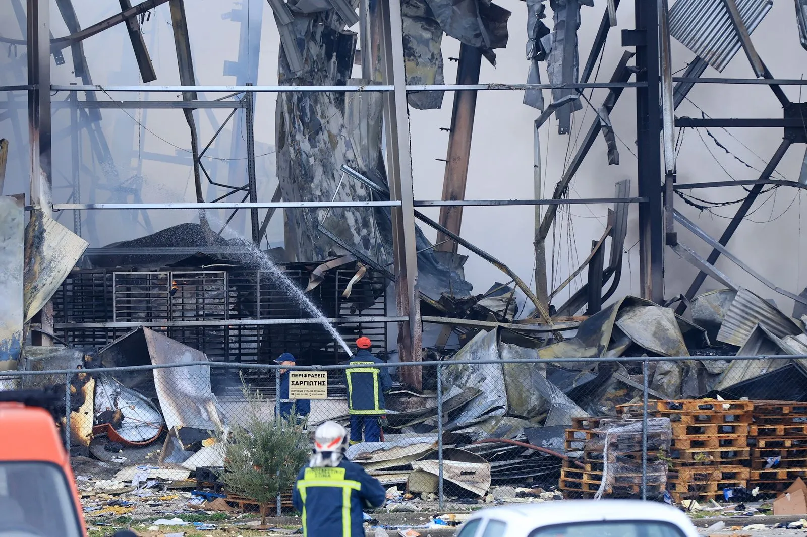 Τρίκαλα: Νεκρές τέσσερις εργαζόμενες από τη φωτιά - Κόπηκε στη μέση το εργοστάσιο