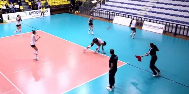 Κομμάτια από το ταβάνι έπεσαν δίπλα σε παίκτρια, την ώρα του αγώνα Άρης – ΑΟ Θήρας