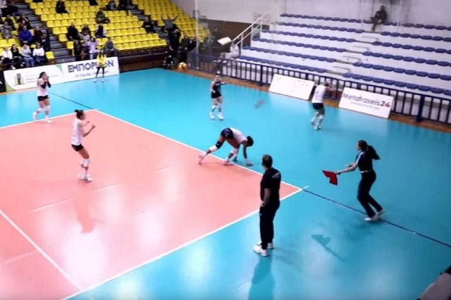 Κομμάτια από το ταβάνι έπεσαν δίπλα σε παίκτρια, την ώρα του αγώνα Άρης – ΑΟ Θήρας