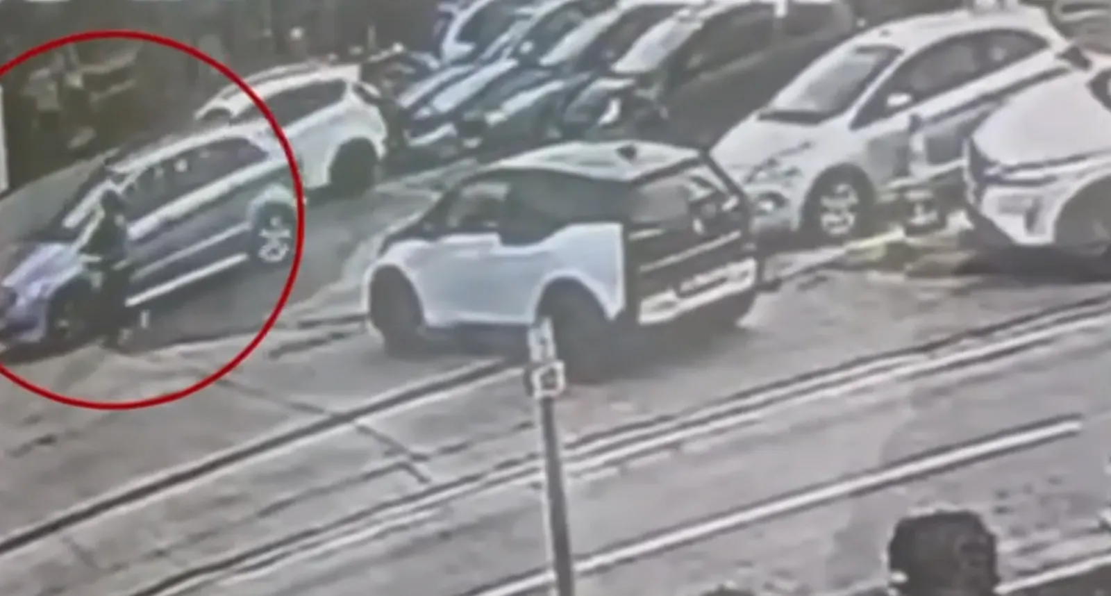 Βίντεο - ντοκουμέντο: Η στιγμή που ο άνδρας παρασύρει την υπάλληλο των ΕΛΤΑ Βριλησσίων