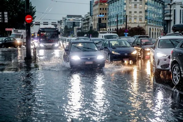 Κακοκαιρία με καταιγίδες και χιόνια – “Συναγερμός” σε 5 Περιφέρειες