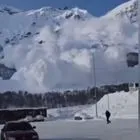 Ρωσία: Η στιγμή που τεράστια χιονοστιβάδα σκεπάζει τα πάντα στο πέρασμά της