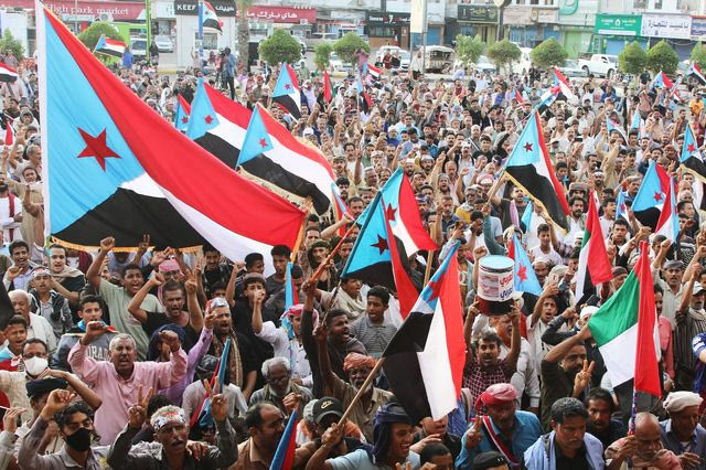 Υποστηρικτές του Συμβουλίου Μετάβασης του Νότου (ΣΜΝ), που θέλουν να γίνει ξανά κράτος η Νότια Υεμένη, διαδήλωσαν την Παρασκευή στο Άντεν