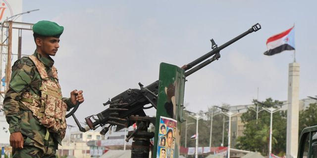 Στρατιώτης του Νότιου Μεταβατικού Συμβουλίου (ΝΜΣ) της Υεμένης στέκεται σε σημείο ελέγχου στο Άντεν